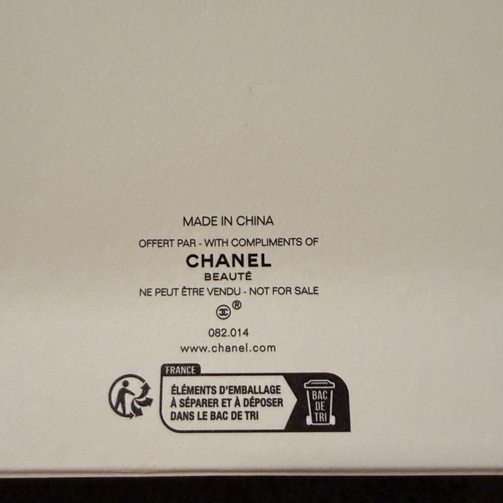 CHANEL White and Gold Cosmetic Pouch - Picture 6 of 6
